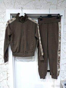 Guess Britney 3x khaki zlata teplakova suprava - 9