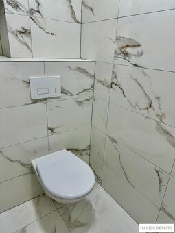 Obchodný priestor prístupný z ulice v centre mesta, novostav - 9