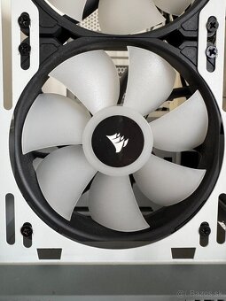 Predám PC skrinku Corsair iCUE 4000X RGB Biela - 9