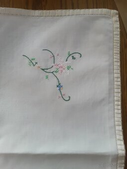 Predaj ručne vyšívaného prestierania - 9