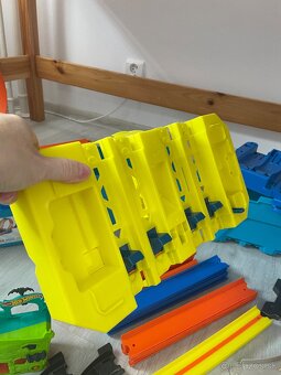 Hot wheels veľký MIX 4 boxy, doplnky, 17 aút - odber KE - 9