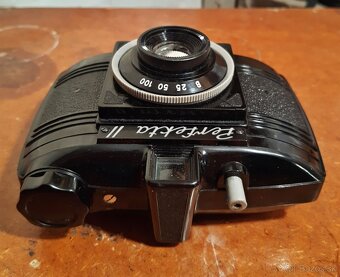 Funkční bakelitový fotoaparát PERFEKTA II z roku 1954 - 9