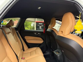 Volvo XC60 B4 145kW AWD Geartronic Plus Dark - 9