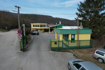 Ponúkame na prenájom výrobnú halu o rozlohe 941 m2, nachádza - 9