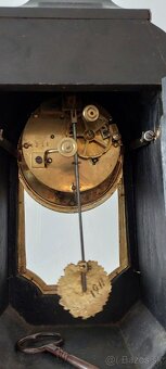 Hodiny Boulle s originálnou podstavou. - 9