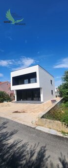 Novostavba domu s výhľadom na more a bazénom v Chorvátsku v - 9