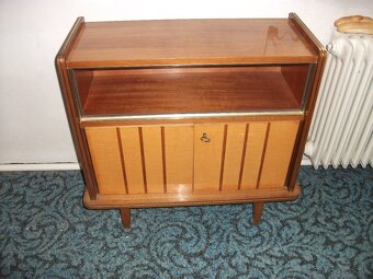 Predám krásnu retro skrinku(komodu). - 9
