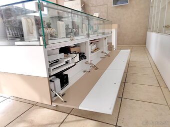 Luxusné predajné vitríny s LED osvetlením - 9