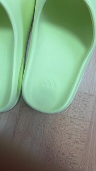 Yeezy Slides Glow - 9