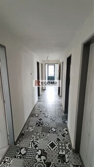 Kompletne zrekonštruovaný 4-izbový byt so záhradou v Kežmark - 9