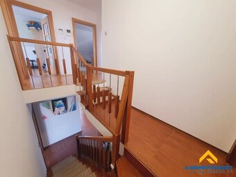 Moderný rodinný dom na pokojnej ulici v prestížnej lokalite - 9