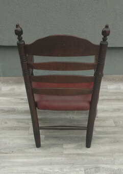 Set nízkych stoličiek s rebríkovým operadlom. - 9