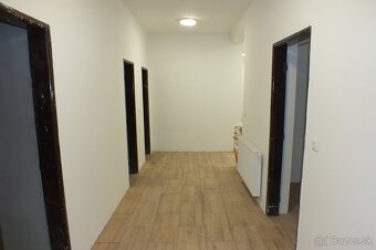 Zrekonštruovaný 4-izbový rodinný dom vo Veľkých Úľanoch - 9