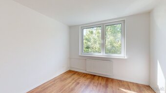 Priestranný 4 izbový byt s balkónom - Rezedová - 9