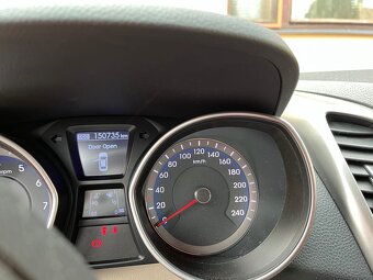 Hyundai i30 hnedá karoséria 1.4 benzín 2013 73kw - 9