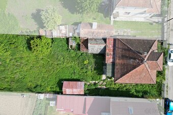 NA PREDAJ: 2-izbový rodinný dom s veľkým pozemkom 805 m² v p - 9