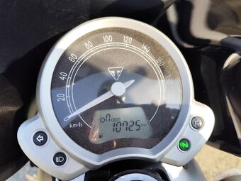 Triumph street twin 900 - 9