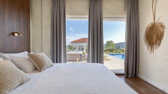 Luxusná vila s priestranným pozemkom a výhľadom na prírodné - 9