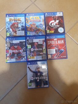 PlayStation 4 + hry – rok používaná
 - 9