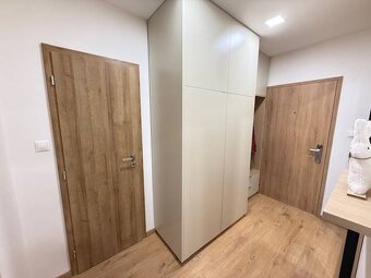 Topoľčany, 3-izbový veľkometrážny, moderný a kompletne prero - 9