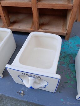 Predám keramické koreničky v drevenej poličke - 9