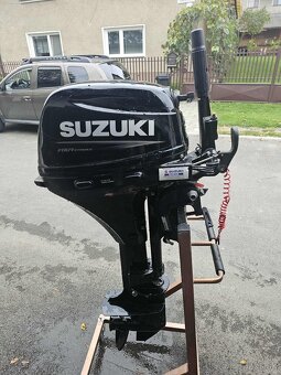 Predám benzínový lodný motor 9.9 HP Suzuki - 9