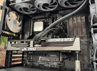 Ryzen 7 7800X3D\64GB\RTX 5070Ti\SSD\1000W Zdroj - 9