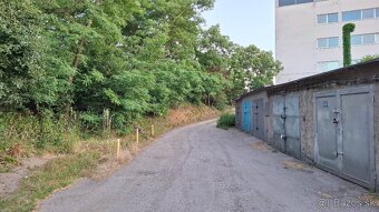 Prenajmem suchú peknú veľkú garáž KE Juh Krivá ul. po rekonš - 9