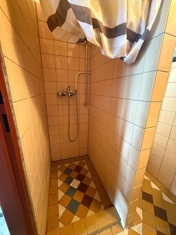PREDAJ - STAVEBNÝ POZEMOK S CHATKOU - ČARADICE - 9