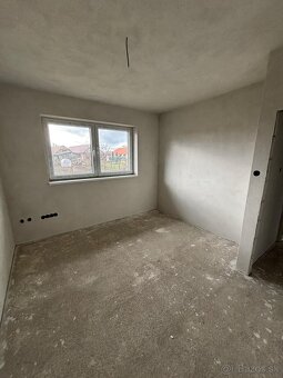Priestranný bungalov v tichej lokalite pri Leviciach - 9