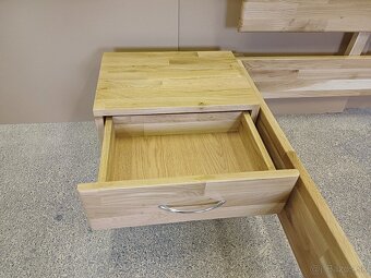 Predám masívnu dubovú posteľ 180x200 + 2 nočné stolíky - 9