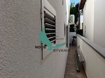 Chorvátsko - Na predaj dom s dvoma apartmánmi len 90 m od mo - 9