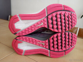 Damske bezecke tenisky NIKE Zoom Winflo 5. - 9