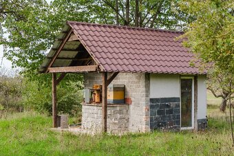 Sebestačný vidiecky statok s viacerými stavbami na samote - 9