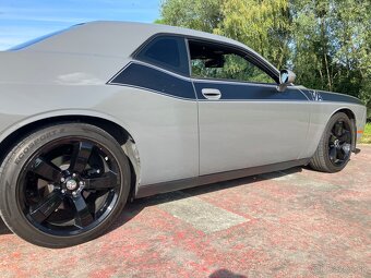 Dodge Challenger 5,7 HEMI — rok 2017 — 276 kW — manuál - 9