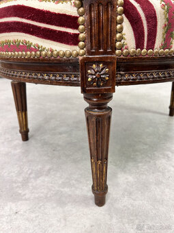 masívne široké kreslo v honosnom klasiciznom štýle - 9