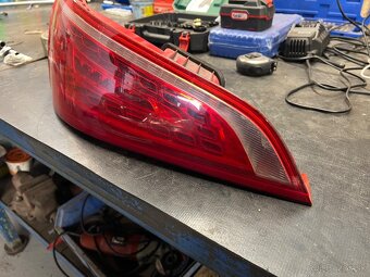 Zadné ľavé svetlo a predná ľavá mriežka Audi Q5 2008-2012 - 9