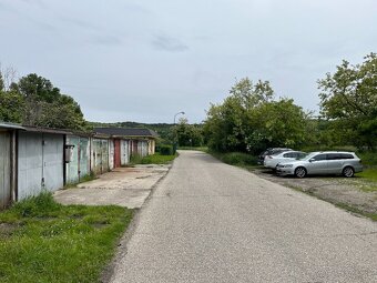 Veľká, kompletne vybavená garáž s náradím, elektrikou, umýva - 9