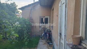 Starší rodinný dom v obci Vlčany , vhodný na kompletnú rekon - 9