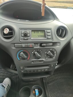 Toyota Yaris 1.0 benzín - 9