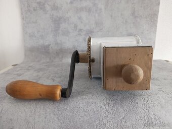 Velmi starý krásný zdobený mlynek na strouhanku JUGENDSTIL - 9