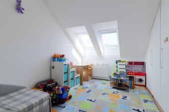 ZARIADENÝ 4 IZBOVÝ PODKROVNÝ BYT V KYSUCKOM NOVOM MESTE,... - 9