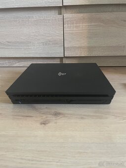 Playstation 4 Pro 1TB + ovládače , kabeláž a hry - 9
