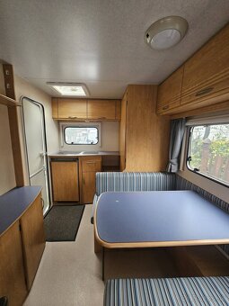 Lahky obytny prives Caravelair - 900 kg, predstan - 9