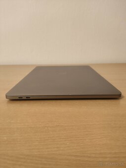 MacBook Pro 2017 15 | Core i7 • 16GB • SSD - 9