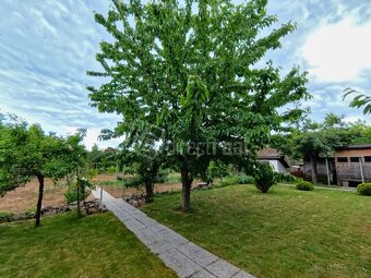 Útulný zariadený bungalov s nádherným pozemkom - 9