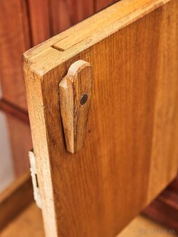 Neogotická dubová komoda z masívneho duba - 9