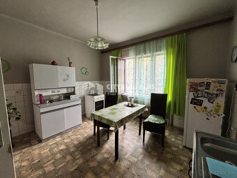 ZNÍŽENÁ CENA Ponúkame na predaj priestranný tehlový rodinný - 9