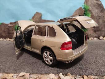Prodám model 1:18 Porsche cayenne turbo - 9