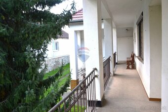 Utešený dom na predaj s veľkou záhradou v dedinke České Brez - 9